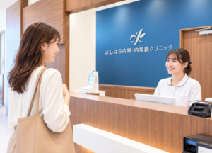 病院で受付をする女性