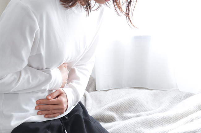 突然の腹痛と血便に不安を感じる女性
