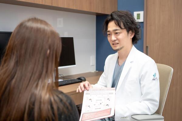 院長が患者さんに説明している様子